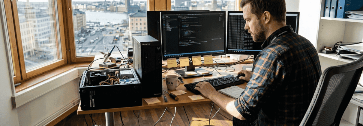 Vad betyder adhoc-support? Guide för flexibel IT 2026 1 En IT-tekniker sitter och jobbar vid datorn på sitt hörnkontor.