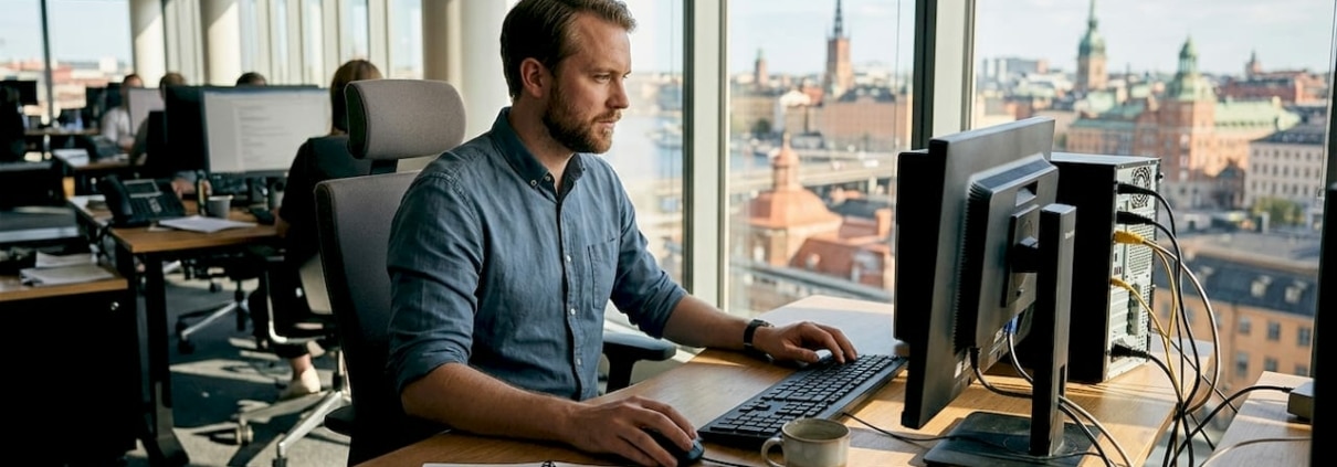 En IT-tekniker arbetar med att lösa datorproblem på Stockholmskontoret.