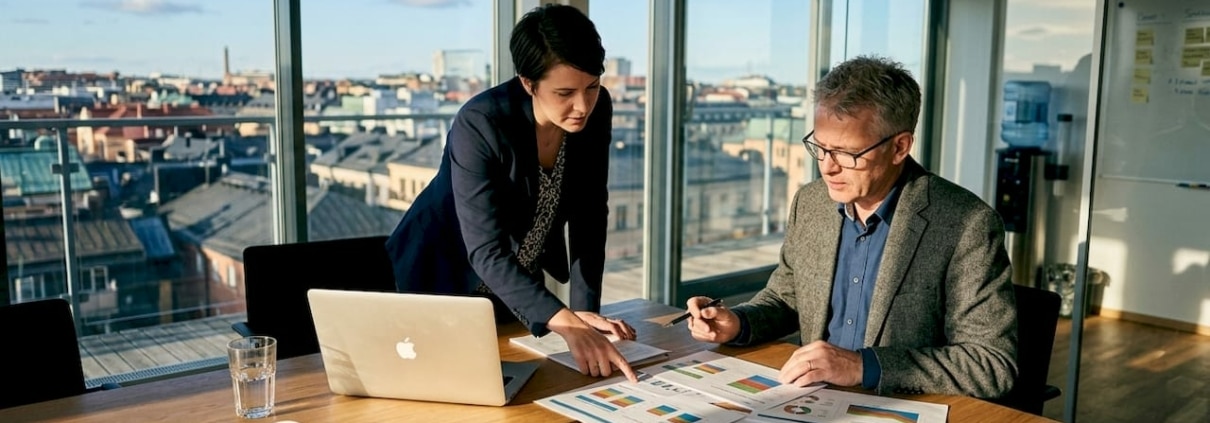 Så gör du en effektiv it-strategi för företag 2026 1 IT-chefer går igenom strategiplaner tillsammans på kontoret.