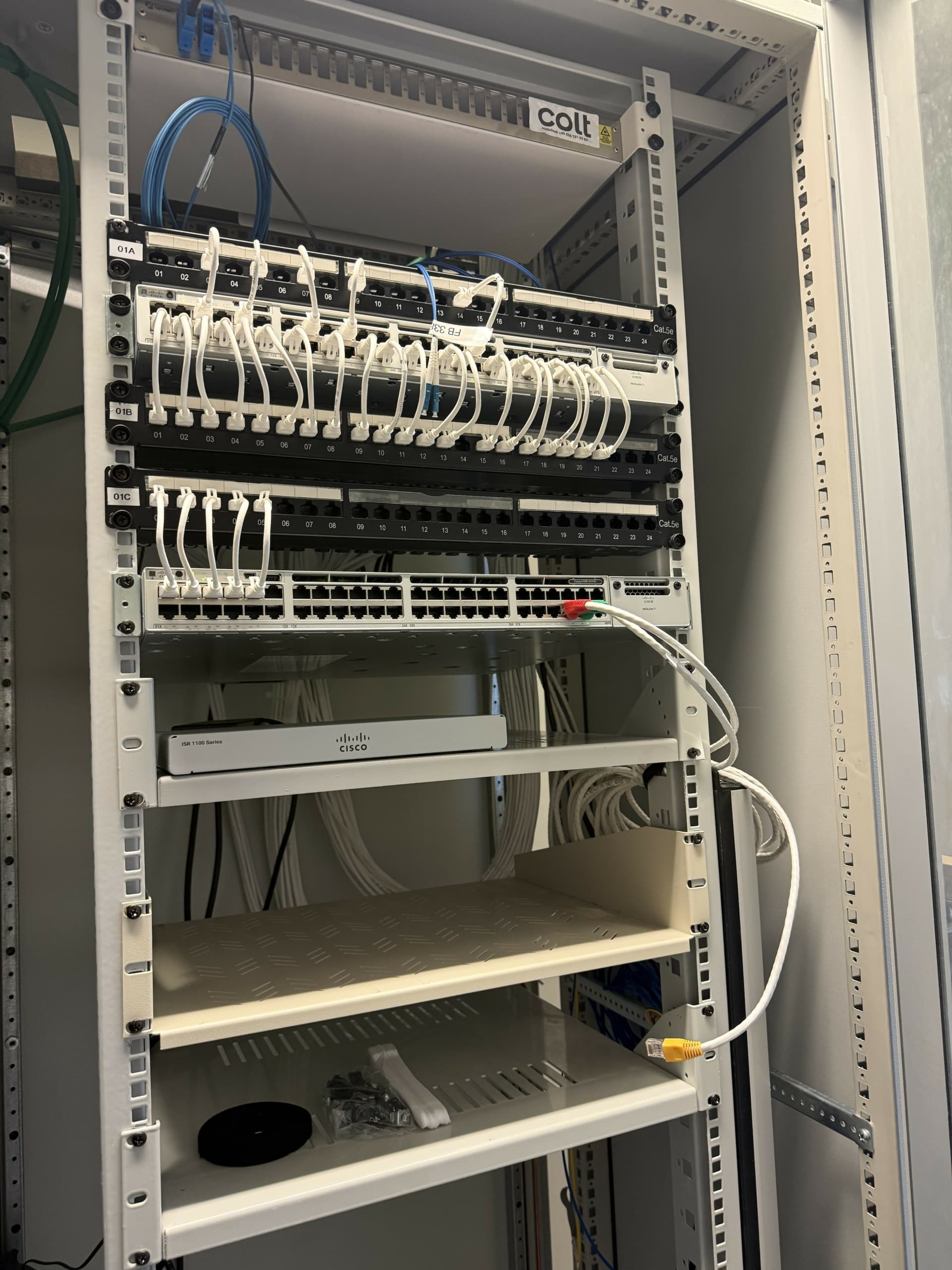 Nätverksrack installerat av DAX IT i Kista