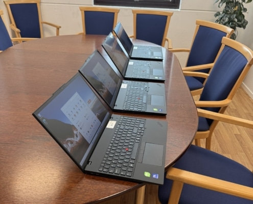 Nya datorer till kontor i Täby 3 Sex nya bärbara datorer redo för installation på ett kontor i Täby