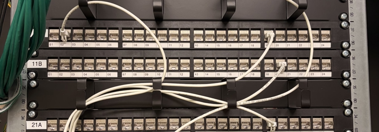 Nytt kontorsnätverk med UniFi på Djurgården 1 UniFi Cloud Gateway Fiber och PoE-switch i rack med märkta patchpaneler på kontor på Djurgården