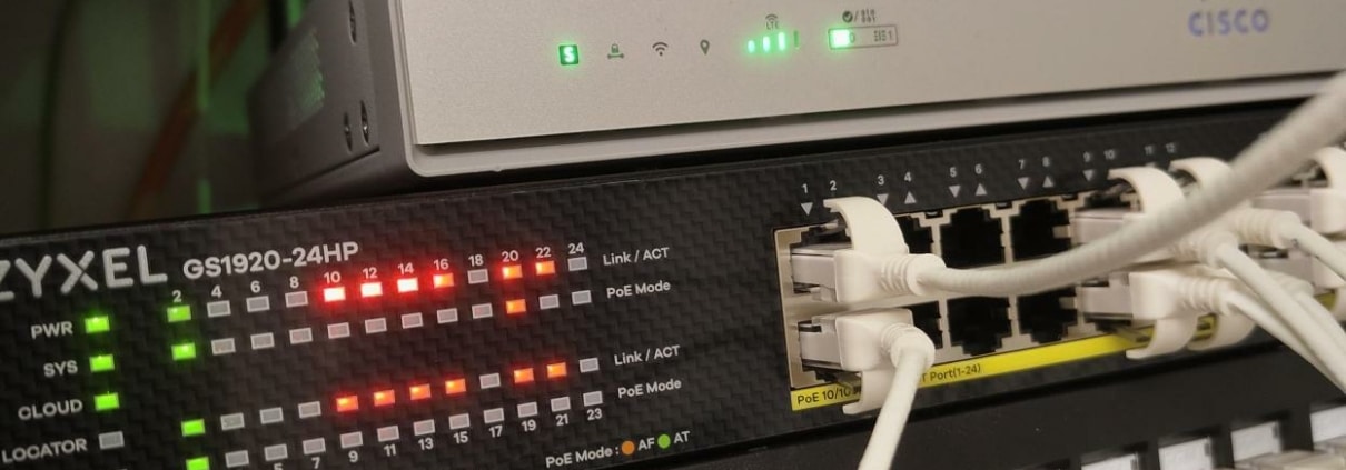 Ny brandvägg, wifi och kortterminaler till butikskedja 1 Zyxel-brandvägg, Zyxel PoE-switch och patchpaneler i nätverksskåpet efter uppgraderingen av butikens nätverk