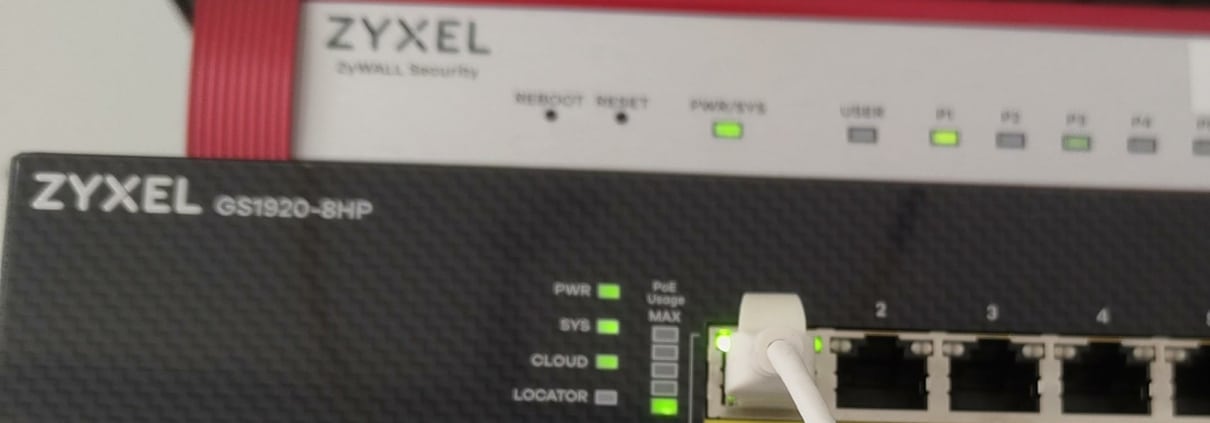 Nytt butiksnätverk med kabeldragning och 4G som reserv 1 Zyxel-brandvägg, PoE-switch och Cisco 4G-router installerade i butikens nätverksplats.