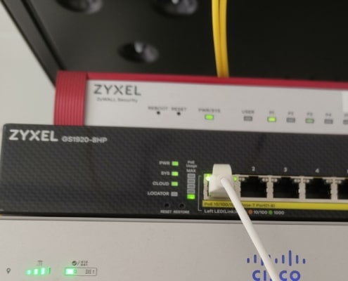 Nytt butiksnätverk med kabeldragning och 4G som reserv 7 Zyxel-brandvägg, PoE-switch och Cisco 4G-router installerade i butikens nätverksplats.