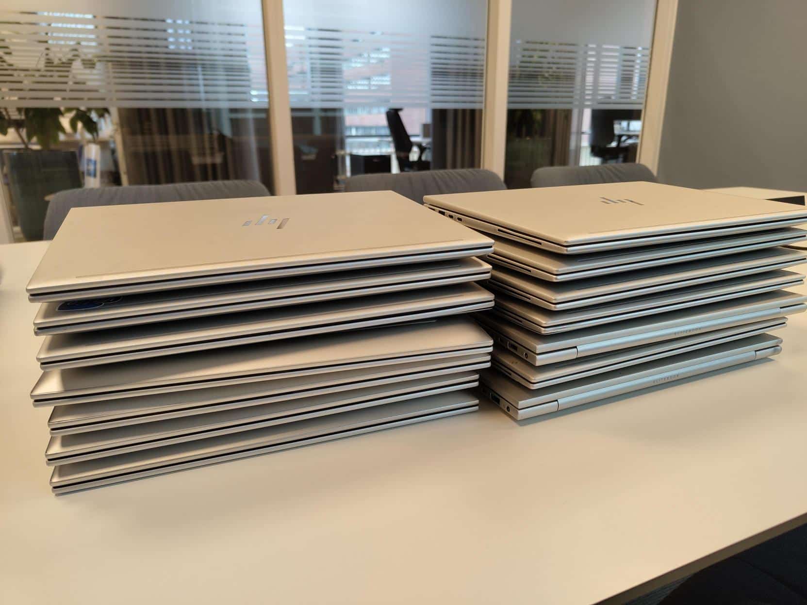 Bärbara datorer uppställda för installation