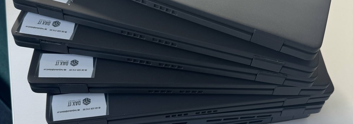 Nya datorer med Intune – redo från första inloggningen 1 Stapel med nya Dell-datorer märkta med DAX IT-etiketter, förberedda med Intune inför utrullningen på Djurgården