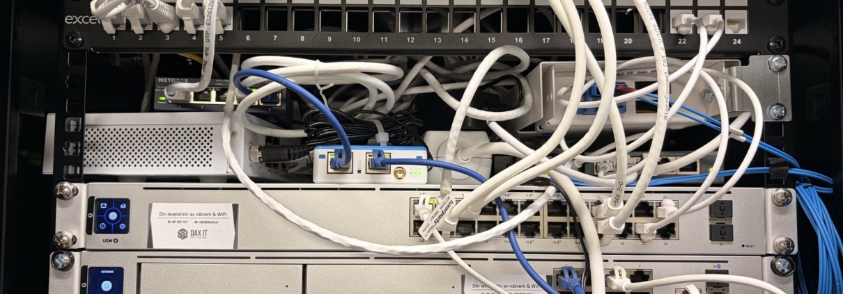 Bättre wifi i fastighet på Kungsholmen med fler accesspunkter 1 Nätverksrack i fastighet på Kungsholmen med UniFi Dream Machine Pro Max, 24-portars UniFi-switch och patchpanel