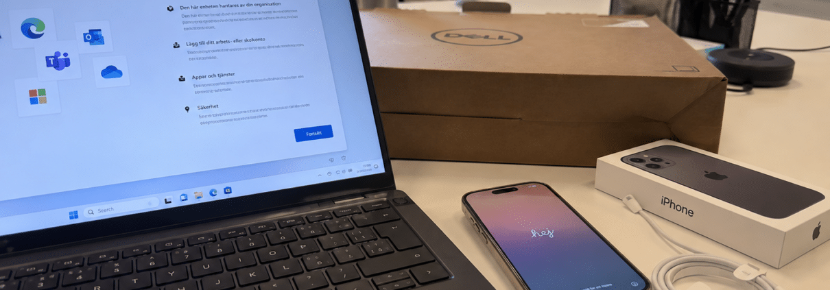 Onboarding av nyanställd med dator och telefon på Östermalm 1 Bärbar dator och iPhone förbereds för en nyanställd vid onboarding på ett kontor på Östermalm