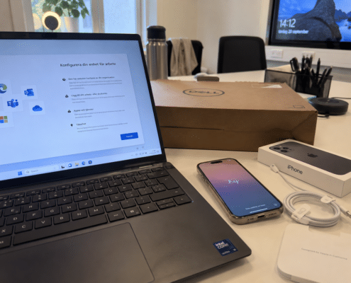 Bärbar dator och iPhone förbereds för en nyanställd vid onboarding på ett kontor på Östermalm