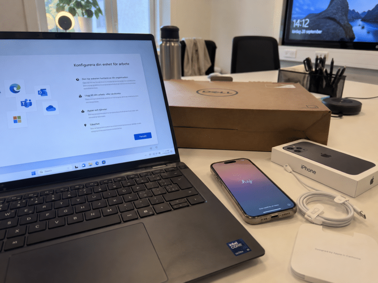 Onboarding av nyanställd med dator och telefon på Östermalm