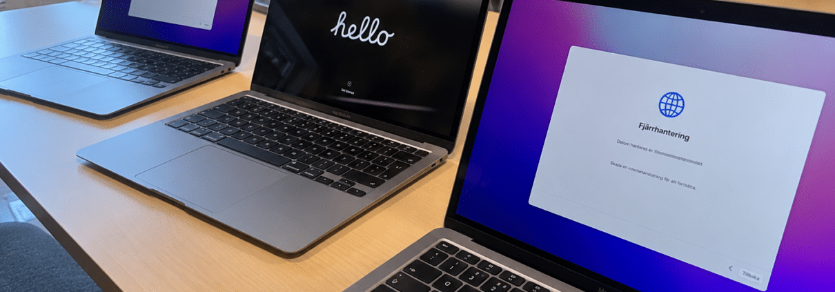 Lånedatorer i utbildningen: Mac-hantering med Apple Business Manager och SimpleMDM 1 Mac-datorer på en skolbänk som visar skärmen för fjärrhantering under installationen