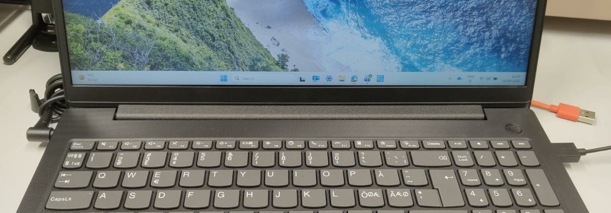 Microsoft 365-konton och licenser samlade för en butikskedja 1 Bärbar dator med Windows 11, en av enheterna i butikskedjans gemensamma Microsoft 365-miljö