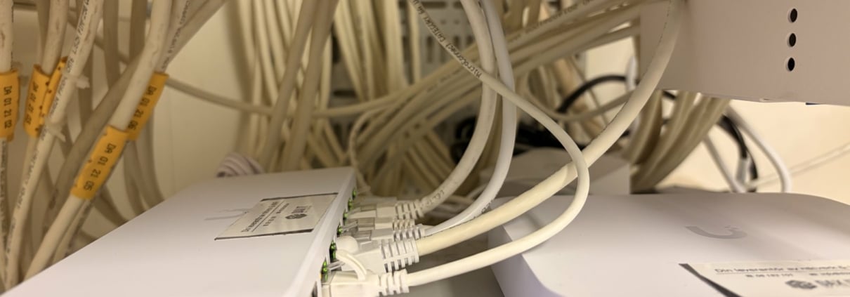 Wi-Fi 6 eller Wi-Fi 7? Ett UniFi-nätverk för kontoret i Värtahamnen 1 UniFi Cloud Gateway Ultra och UniFi-switch under patchpanelen i kontorets nätverksskåp