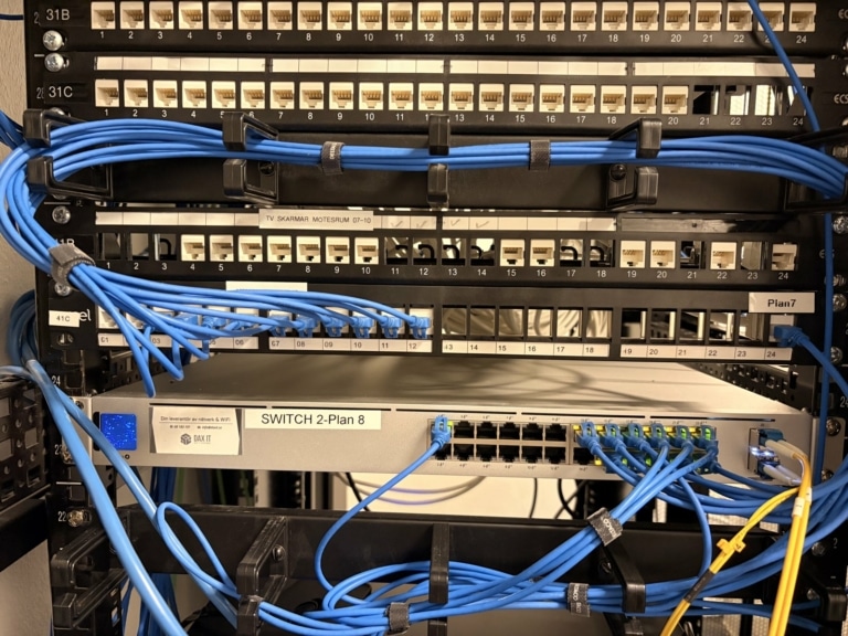 Wi-Fi 7 på tre kontorsvåningar: 32 accesspunkter och en PoE-kalkyl