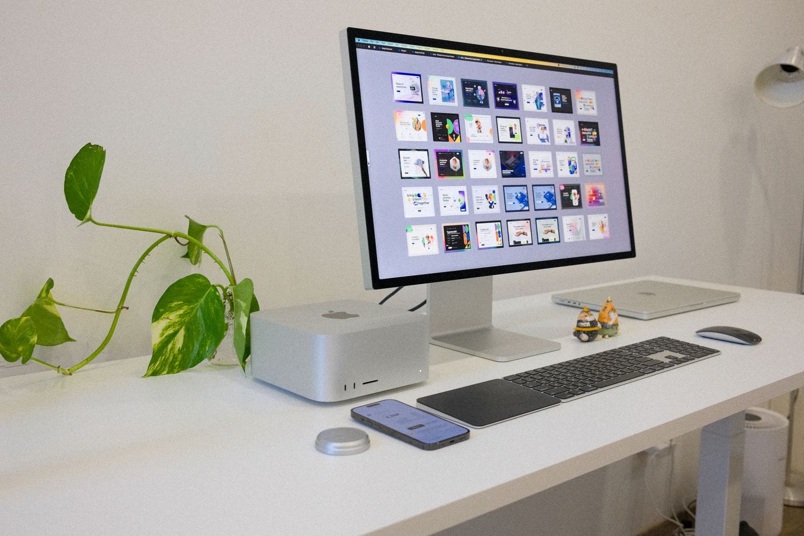 Arbetsplats med Mac-dator och skärm