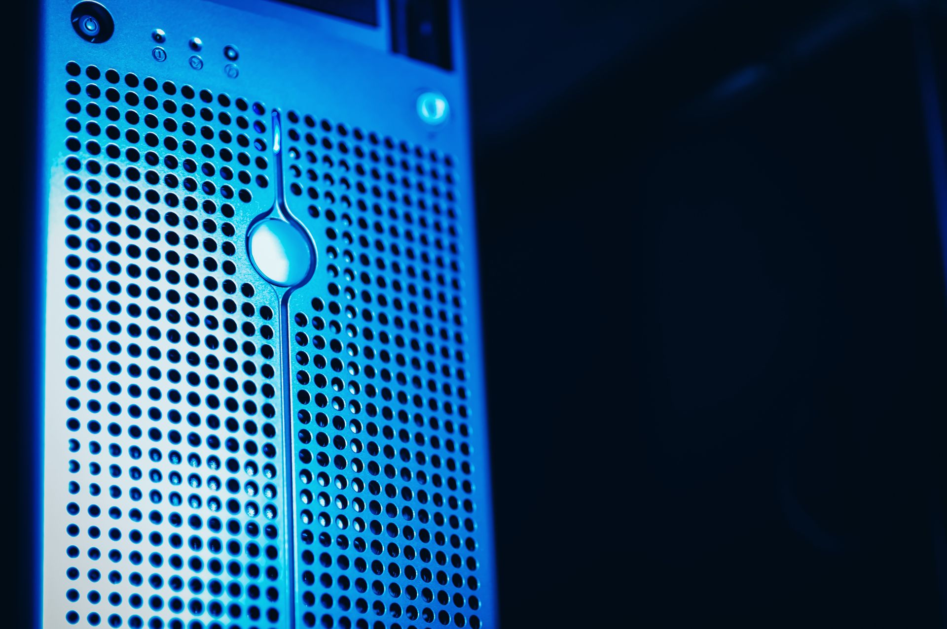Serverrack med blå belysning i ett datacenter