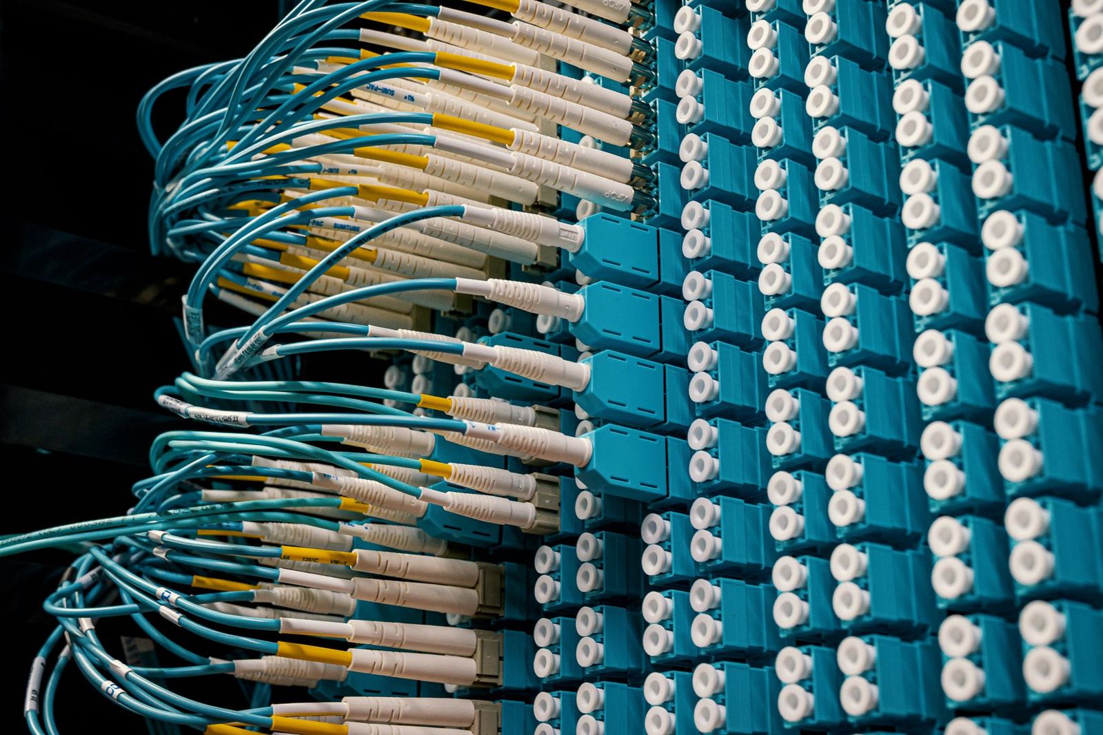 Fiberkablar inkopplade i en fiberpanel