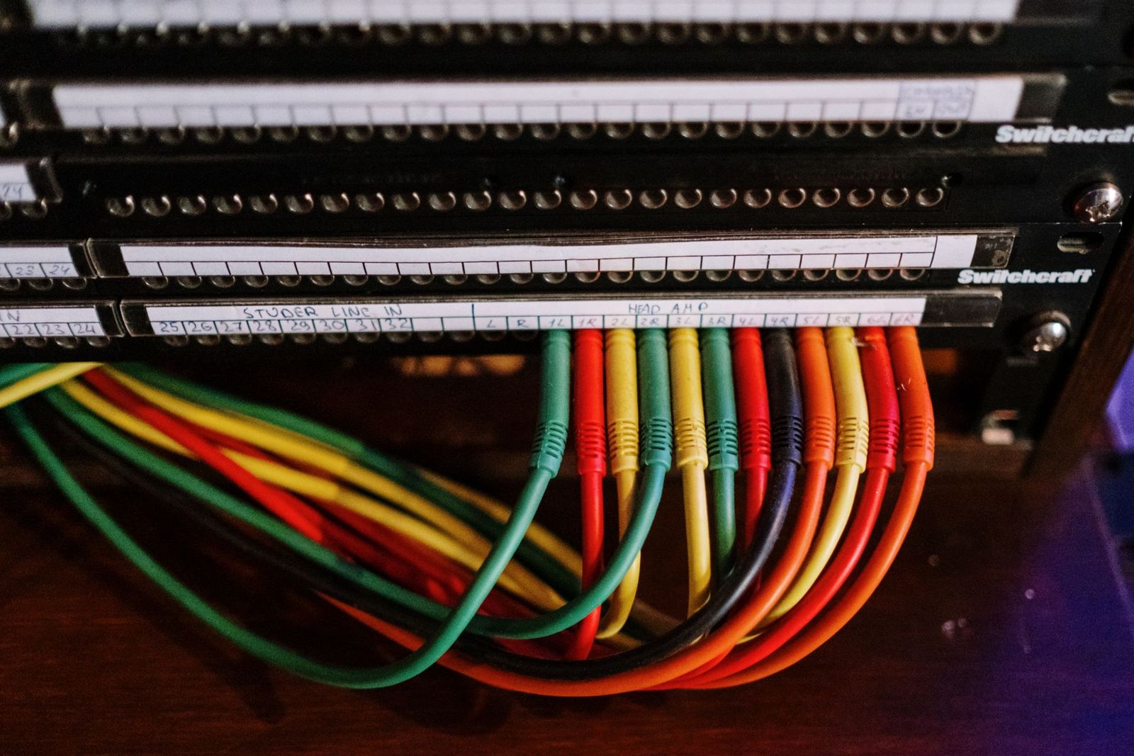 Patchpanel med färgkodade nätverkskablar