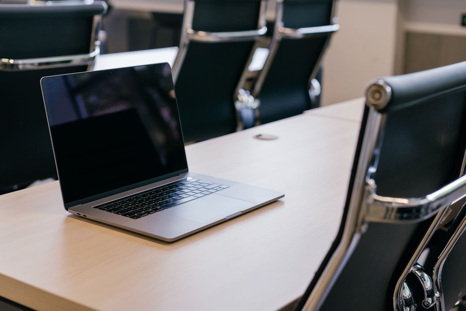 Bärbar dator på ett konferensbord i ett modernt kontor