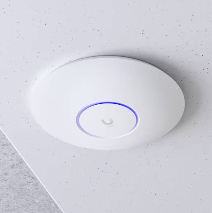 UniFi-accesspunkt monterad i tak